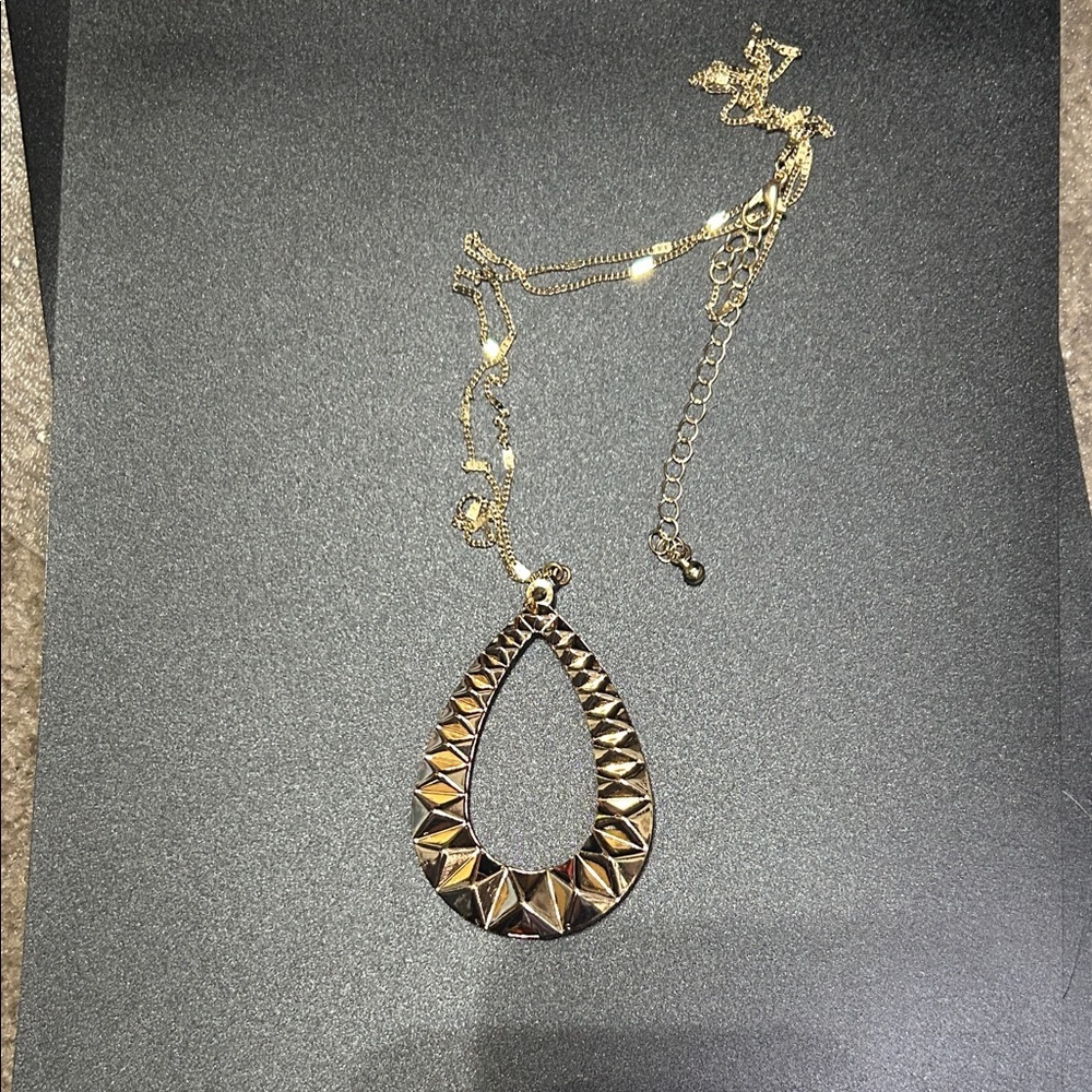 Elegant Gold Teardrop Necklace